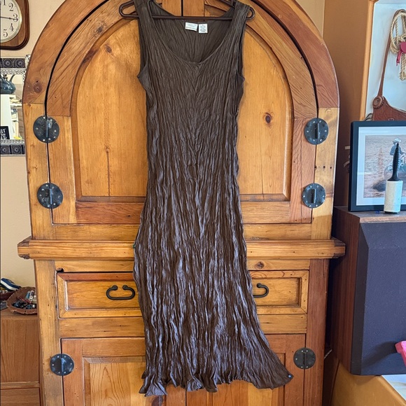 Newport News Dresses & Skirts - Newport News Brown broomstick Maxi Dress
